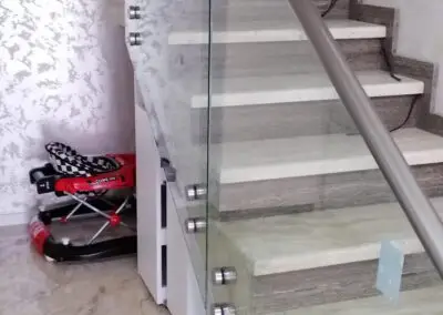 Стъклен парапет за стълби