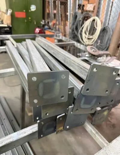 Изработка на метални колонки за парапети с планки за горен монтаж (анкериране)