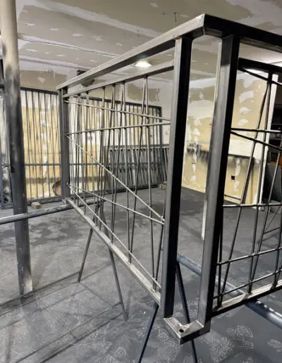 Поготовка за боя в цеха на готови пана метални парапети
