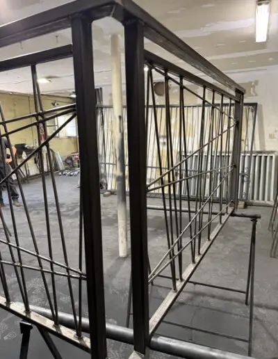 Близък план на метален парапет с геометрични форми