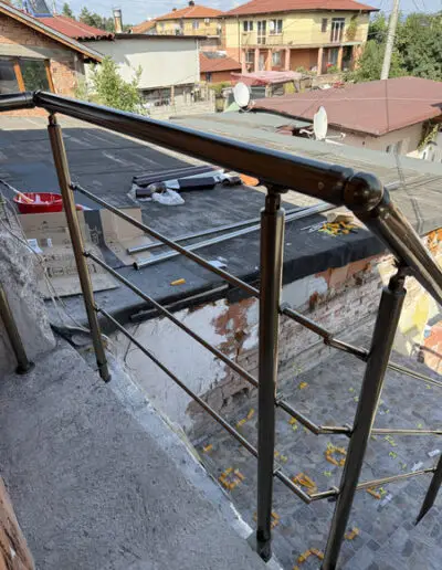 Алуминиев парапет с хоризонтален пълнеж на площадка с изглед към къщи