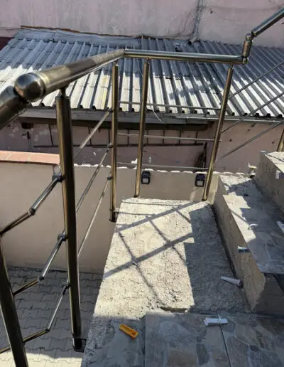 Детайли и близък план на алуминиев парапет страничен монтаж на площадка